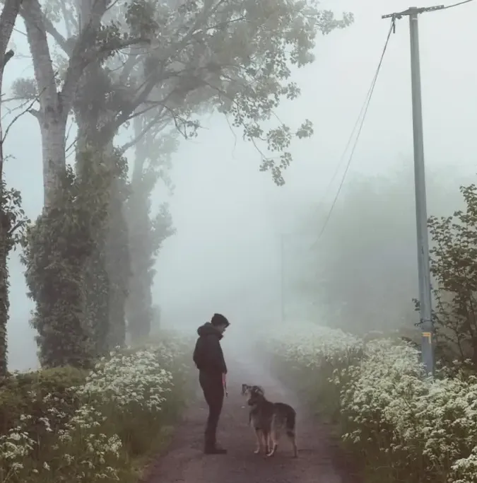 Ein Mann mit einem Hund von FellFibel